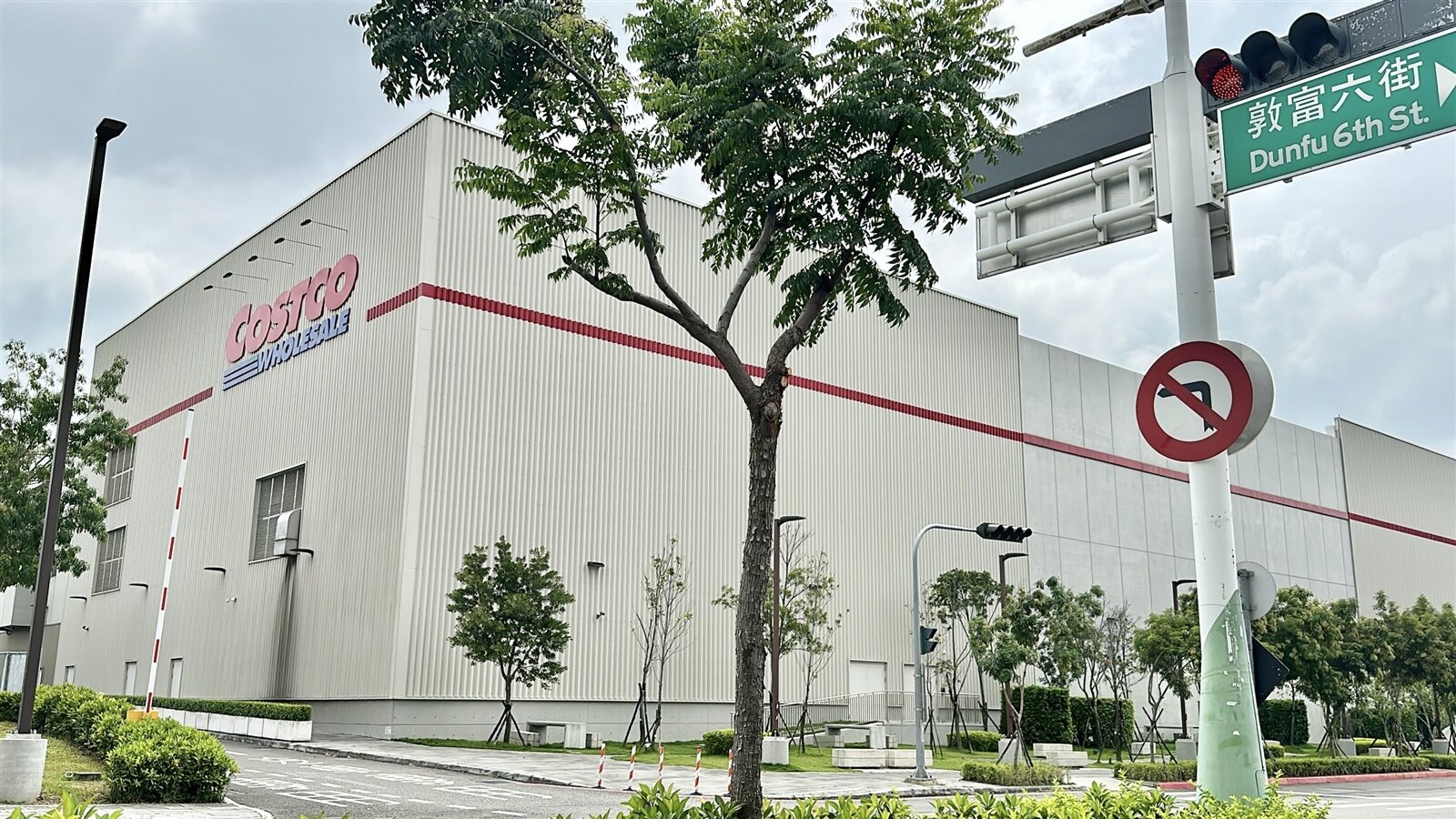 好市多提供日常採買、民生必需品，與漢神洲際各有區隔、互補。記者宋健生/攝影 