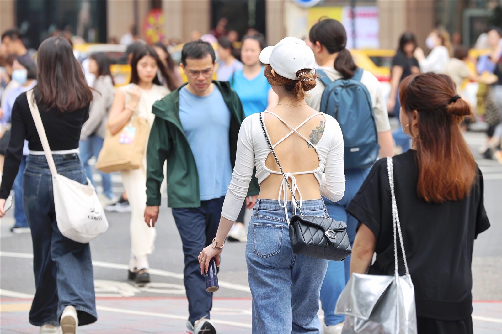 中央氣象署今天下午針對台北市內湖區發布橙色高溫資訊，有連續出現36度高溫的機率，至於今天台北市最高溫為社子站37.4度。本報資料照片 