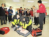 新北市AED要衝987台　市民卻不太敢用