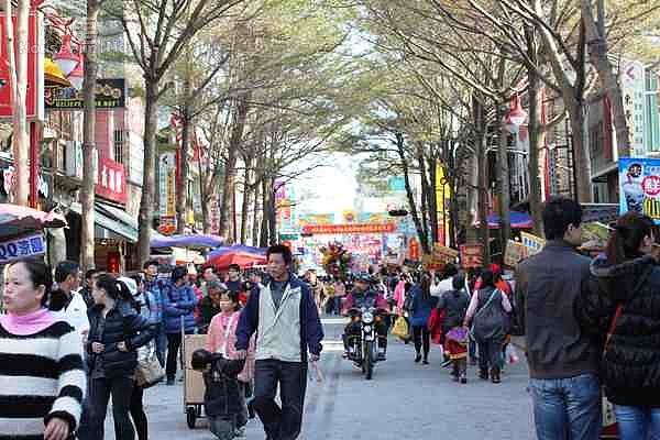 鹿港假日遊客如織 人車爭道居民通行「卡卡」