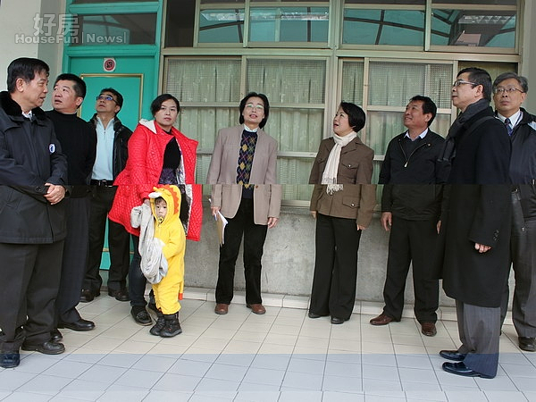 大雅國中有五棟教室均屬老舊安全堪虞，楊瓊瓔（右四）要求立即再辦理安全結構耐震詳評鑑定。（記者李智誠攝）