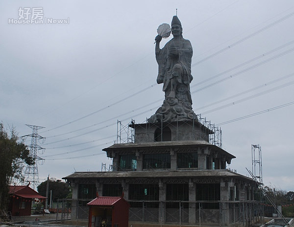 中市外埔區天君宮十五公尺餘高、青斗石打造的濟公佛活神像，栩栩如生、有著佛高靈照之態，是外埔區的新主標。〔記者陳榮昌／攝〕