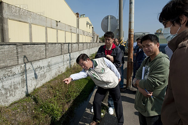 大甲幼獅工業區東側黎明路旁大排水溝泥沙淤積嚴重,每逢汛期即氾濫成災,為了改善之道,十七日民代與官員會勘,將在汛期前有效施工改善。〔記者陳榮昌/攝〕