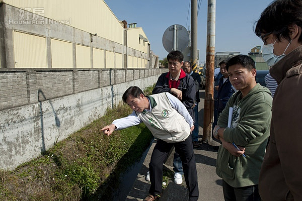 大甲幼獅工業區東側黎明路旁大排水溝泥沙淤積嚴重，每逢汛期即氾濫成災，為了改善之道，十七日民代與官員會勘，將在汛期前有效施工改善。〔記者陳榮昌／攝〕