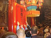 大甲媽祖搶香變貼香　把角頭角力化和平