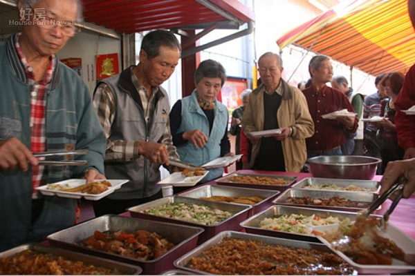 五結鄉奠安宮自辦長青食堂，長者們好溫飽。〔圖／記者張志豪攝〕