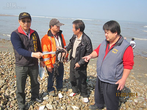 大園海邊遭油污，徐其萬籲環保局揪出元兇。