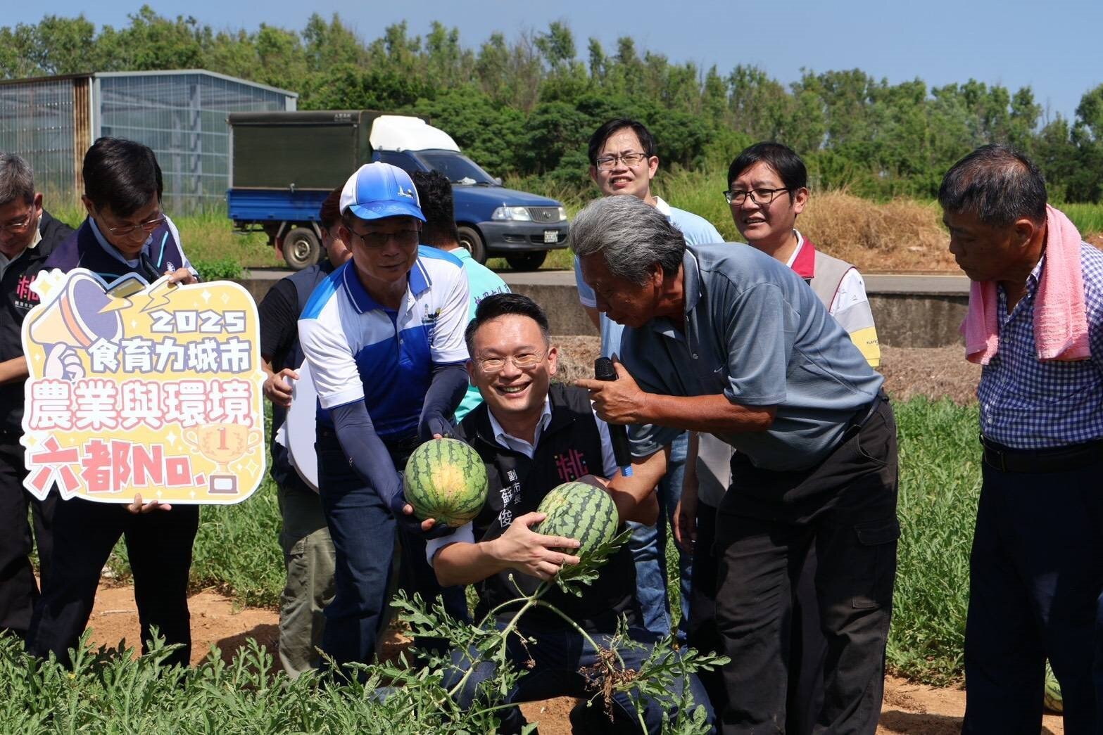 每公頃田地使用紙膜,可減少1055公斤碳當量,相當211棵樹一年的吸碳效益,環保成效顯著。圖:農業局提供