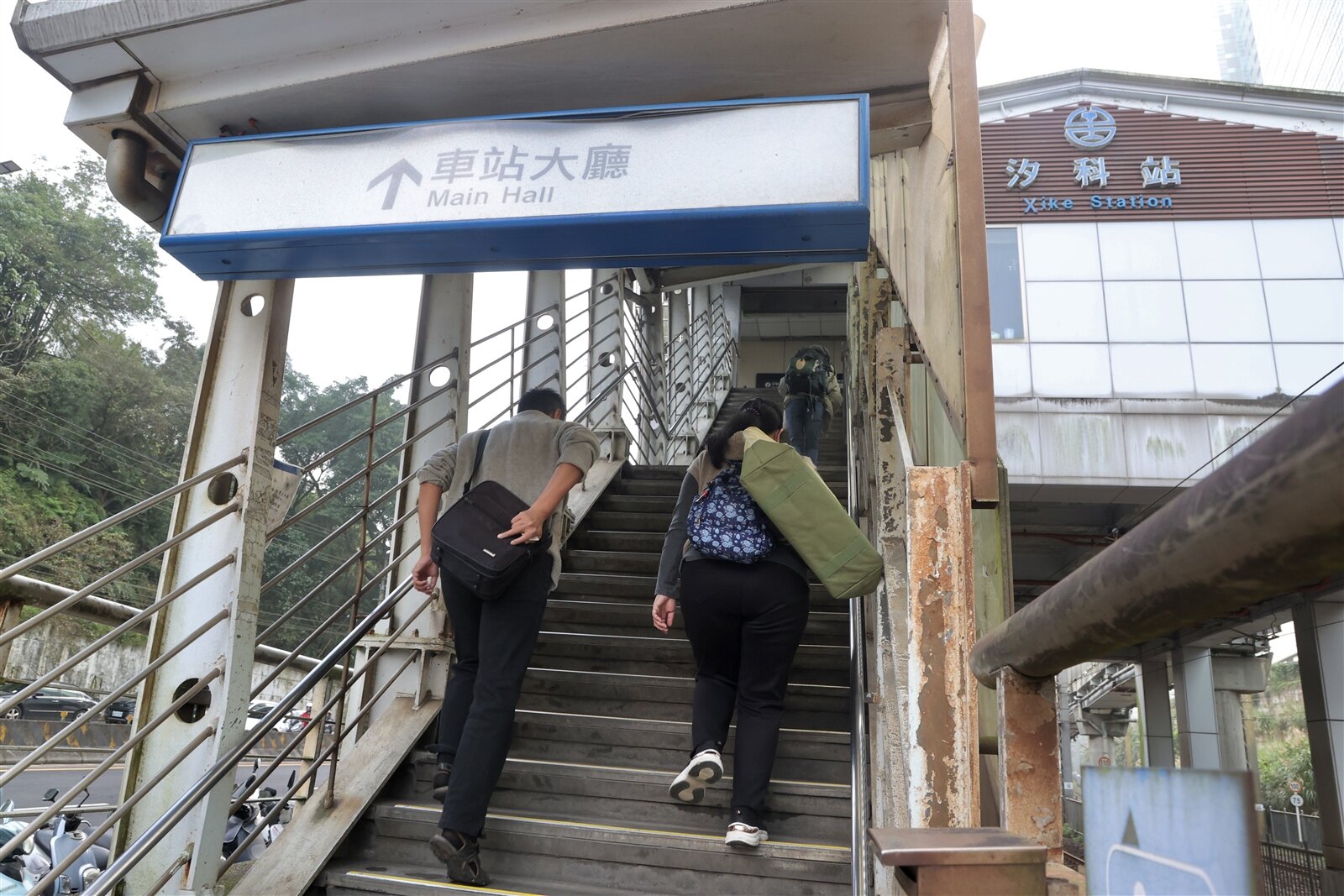 台鐵汐科站有長長的通道與高聳樓梯,曾被通勤族稱為「最恐怖的車站」。記者林俊良/攝影