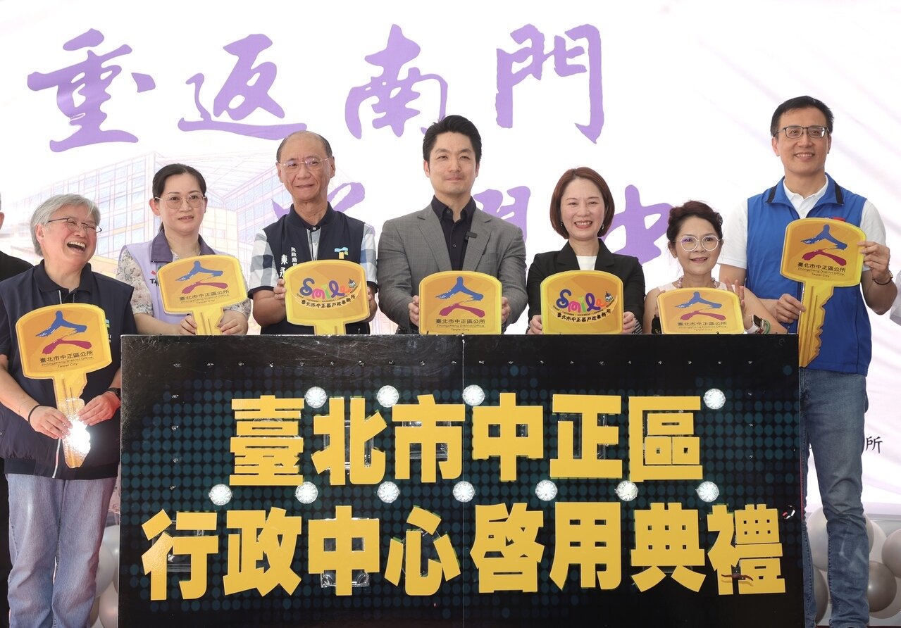 台北市中正區行政中心歷經八年拆遷與重建,現已重返南門市場大樓原址,上午正式啟用對外服務,市長蔣萬安(中)到場主持啟用典禮,中正區公所及戶政事務所自6月23日起率先進駐並展開試營運。記者曾吉松/攝影