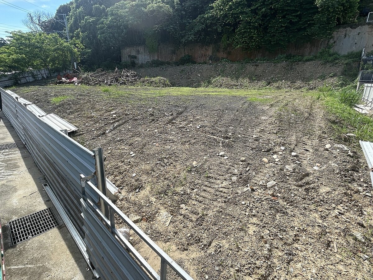 台中市霧峰的「北溝故宮文物典藏山洞」洞口被封且被地主圍起。圖/李天生提供