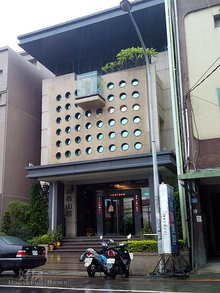 4在乃哥南崁別墅附近,還有新蓋好中悅「上林苑」,顯見他投資眼光精準。