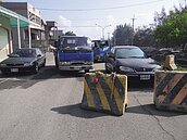 封路沒警示　入夜險釀車禍