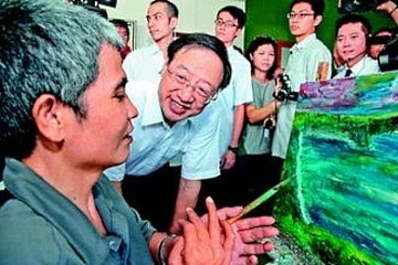 行政院長江宜樺指示,一個行政區至少要有一間日照中心,衛福部正進行研擬。圖為江院長探視長照中心。(聯合報系資料照)