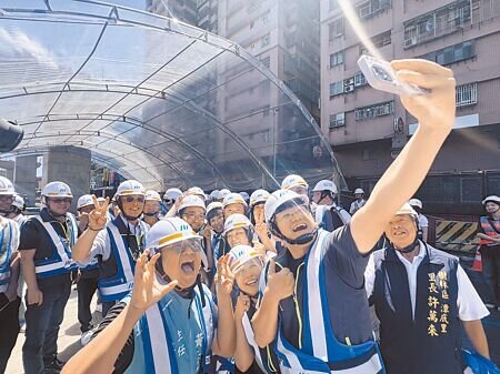 
新北市長侯友宜6月30日視察捷運土城樹林線CQ890區段標工程，結束後和工作人員一起開心合影留念。（柯毓庭攝）
