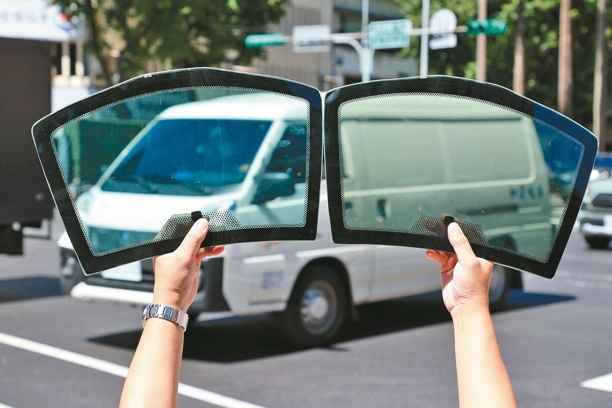 交通部昨公布「汽車車窗及擋風玻璃可見光透過率安全指引」，建議車輛隔熱紙透光率。圖左為透光率百分之七十、右為透光率百分之四十。記者林伯東／攝影 