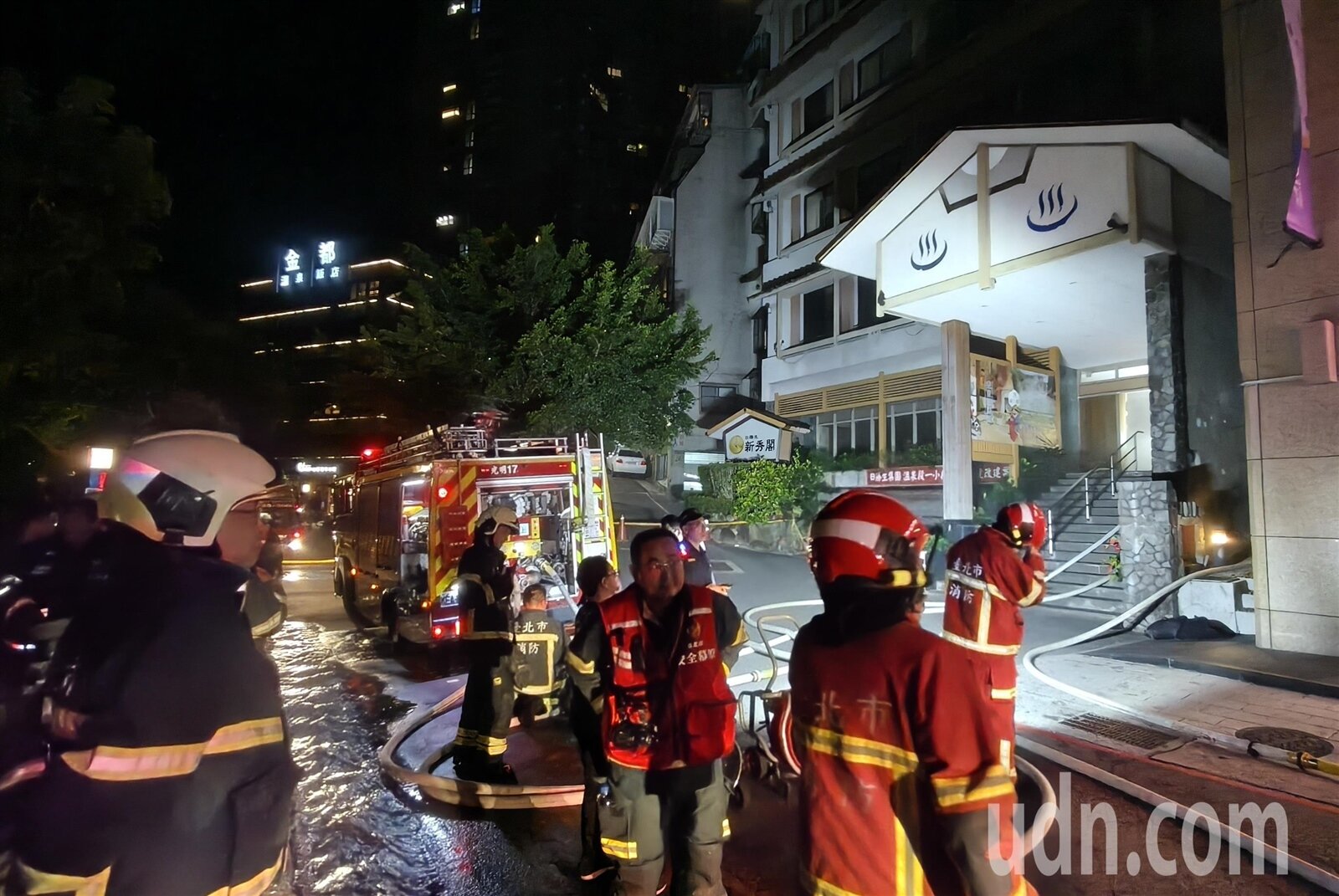 消防今晚20時40分獲報,民眾稱光明路一間旅館火警,出動各式消防車輛25輛、救護車輛2輛、人員73名前往,火勢在21時許已經控制,並無延燒、沒有波及附近旅館。經警方確認起火點是廢棄無人空屋。記者林俊良/攝影