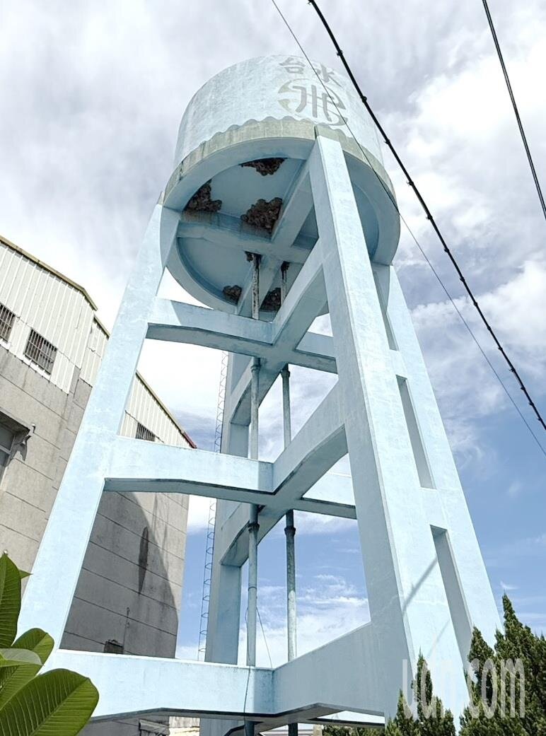 雲林縣土庫鎮中山路一座70年的老水塔,承載著土庫用水的歷史記憶,對水塔去留公所現勘,文史人士期待能保留。記者蔡維斌/攝影