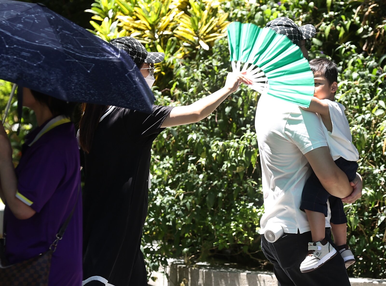 今天熱如盛夏,各地區晴朗酷熱,最高氣溫達37度以上,要注意防曬、防中暑。本報資料照片