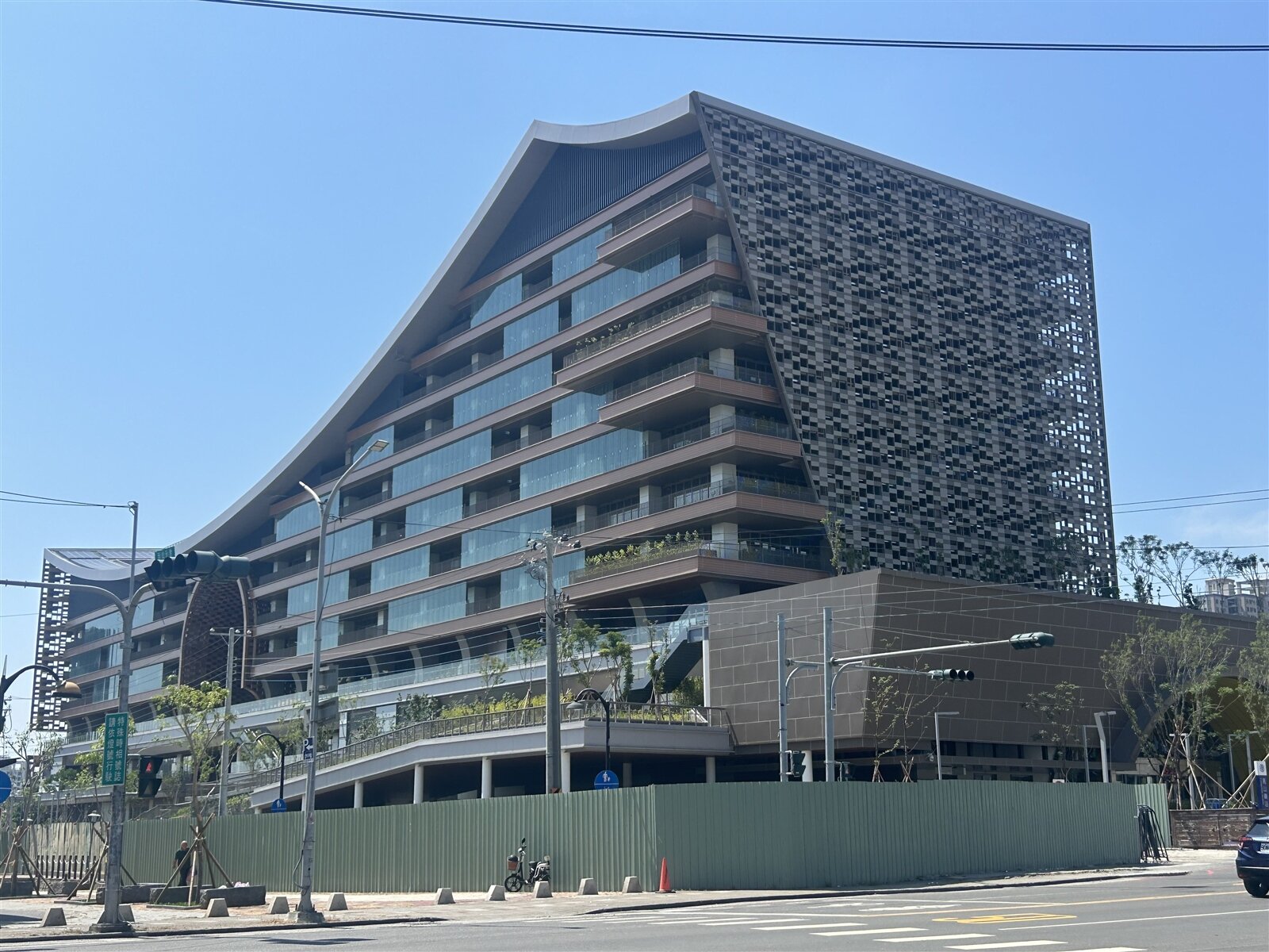 台鐵鳳山車站「空中鳳城」斥資近25億元,去年7月完工,三度招標都流標。記者徐白櫻/攝影