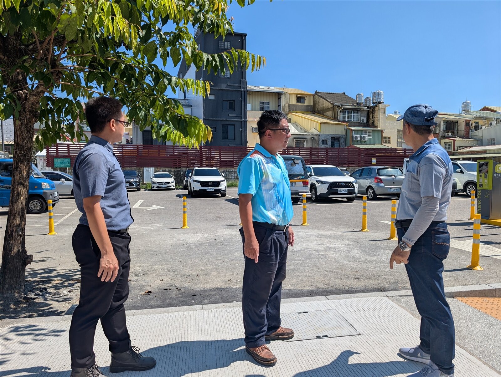 彰化縣社頭鄉長蕭浚二(右)和地方人士、鄉公所人員會勘全新施做的停車場。記者簡慧珍/攝影