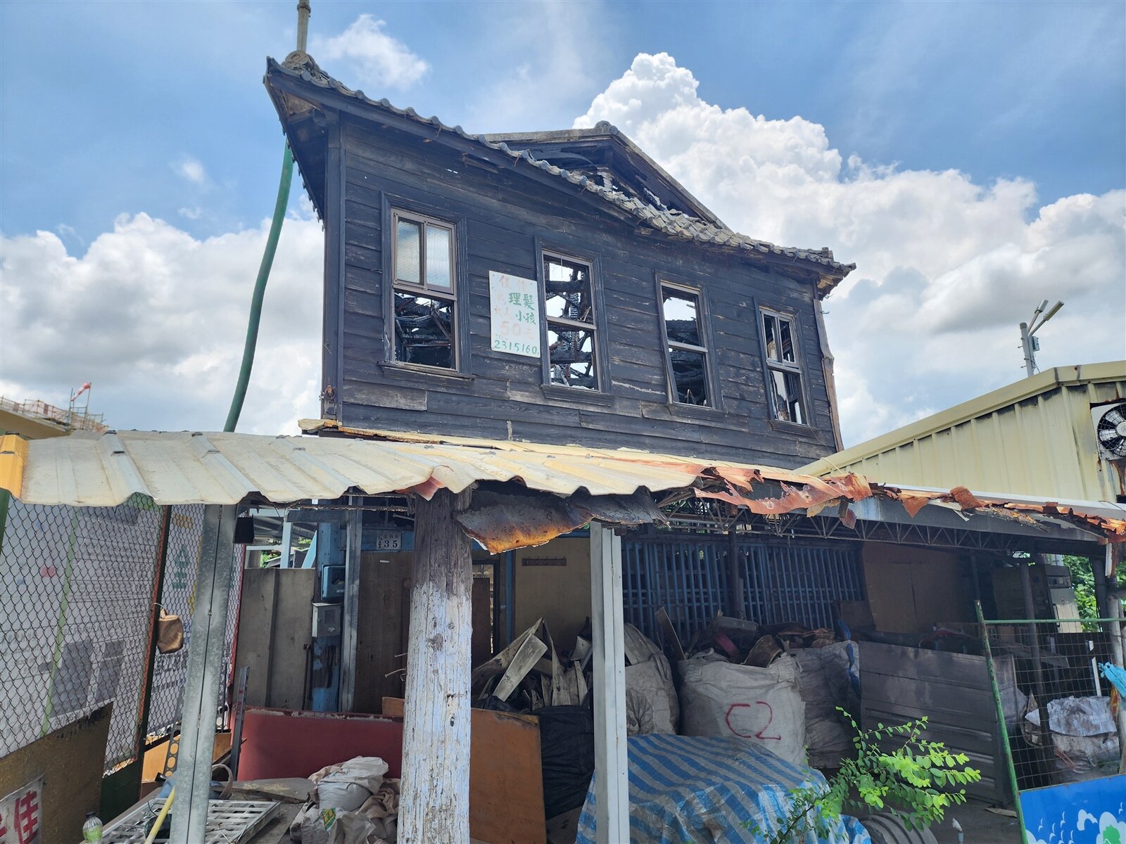 嘉義市歷史建築「原南國運送店」曾遭祝融,外觀殘破,市府將進行加固工程。記者李宗祐/攝影