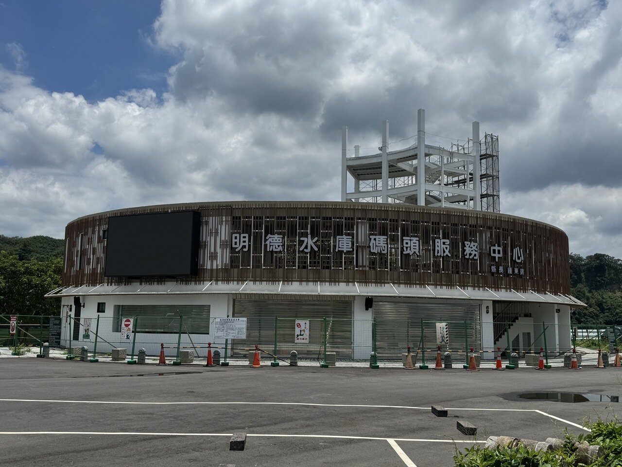苗栗縣政府辦理都市計畫變更,設置明德水庫碼頭服務中心,委外ROT預計10月9日開幕,遊艇將重駛,還有空中腳踏車、高空滑索等項目。記者范榮達/攝影