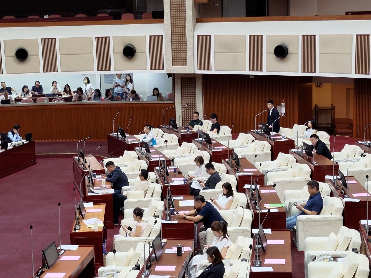 議員苗博雅再度要求增兩點附帶決議,遭藍批「廢話」。議長戴錫欽裁示預算通過,但仍保留一點附帶決議「市府提咎責報告,並送本會備查。」記者林麗玉/攝影