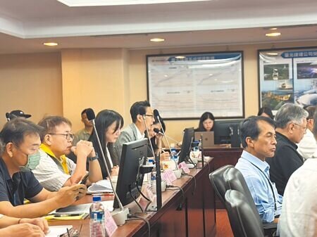 台北市政府3月拍板將拆除公館圓環,但地方反彈聲浪大,北市議會交通委員會6月30日舉行圓環拆除座談會,邀專家、學者、民團及地方代表發表意見。(徐佑昇攝)