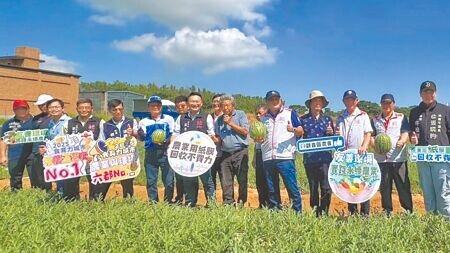 西瓜田紙膜應用成果觀摩會6月30日於桃園市觀音區舉辦,副市長蘇俊賓(左八)出席,與農友共同見證農業資材減碳、環保的實際成效。(姜霏攝)