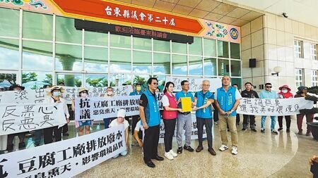 
位於台東市新園里的豆腐工廠疑排放惡臭廢水，影響生活品質、危害農作物生長，里長陳輝宗（前排中）6月30日率眾至台東縣議會陳情，並將陳情書交予議會主任盧俊惠（前排右二）。（蕭嘉蕙攝）
