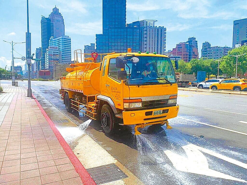台北市政府6月30日首度啟動今年熱浪預警機制,指示10局處執行高溫應變措施,以減輕市民受到高溫的負面影響。圖為台北市環保局利用回收水灑水降溫。(台北市環保局提供/徐佑昇台北傳真)