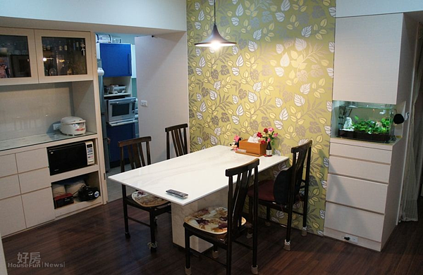 6.餐廳空間在原本米白色牆上貼上壁紙,視覺上也給人較為放鬆愉悅的感覺。