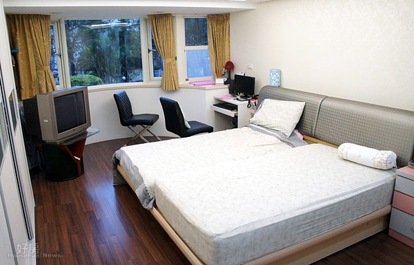 7.躺在主臥室床上往窗外上方望,除了藍天白雲還可看到一幅樹交織林的畫面,彷彿置身於森林浴。