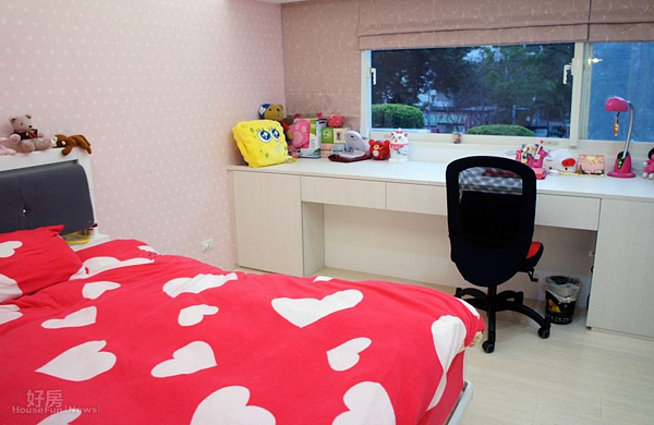 8.女兒房間與客廳吃同一面採光,佈置則較鮮明夢幻的色系為主。