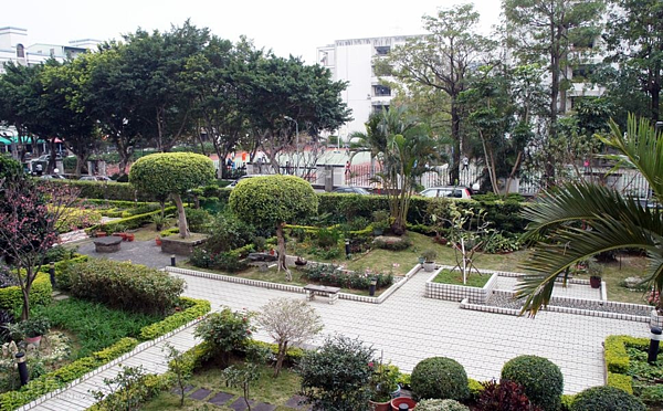 2.大型社區另一面緊鄰公園綠地及學校,給人一股能直接接觸大自然的感覺。