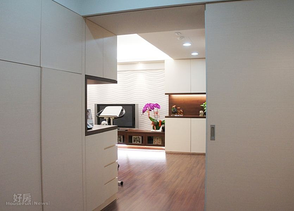 5.客廳與餐廳之間的活動拉門設計乃基於風水考量,拉起後也讓內外能做出明顯區隔。