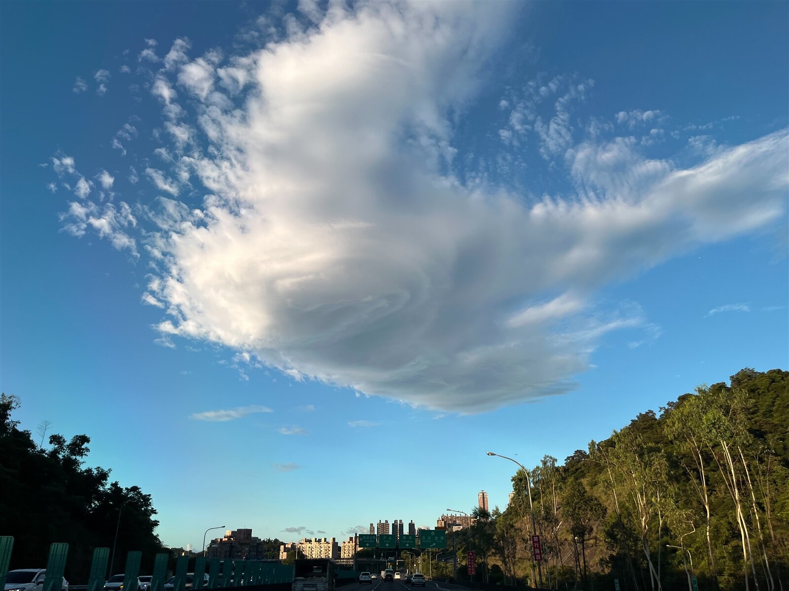 北市天空昨天傍晚出現奇特天象,天空出現一片巨型雲朵,不少民眾看到紛紛拍下照片。記者陳俊智/攝影