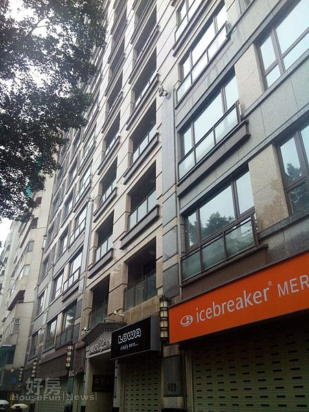 1位在光復南路、仁愛路口的「仁愛尚華」,外觀典雅樸實。