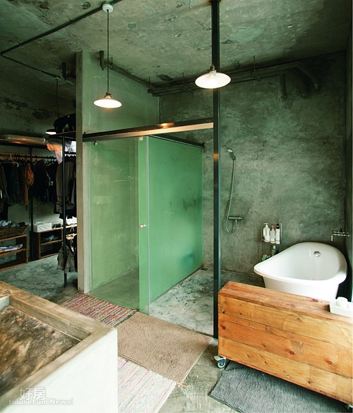 
3.乾濕分離的主臥衛浴間，透明玻璃分隔出外側的洗手檯與裡面的澡間、廁所。