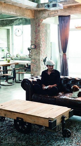 
4.為家具裝上輪子，可以隨便移動，找最適當的位置。