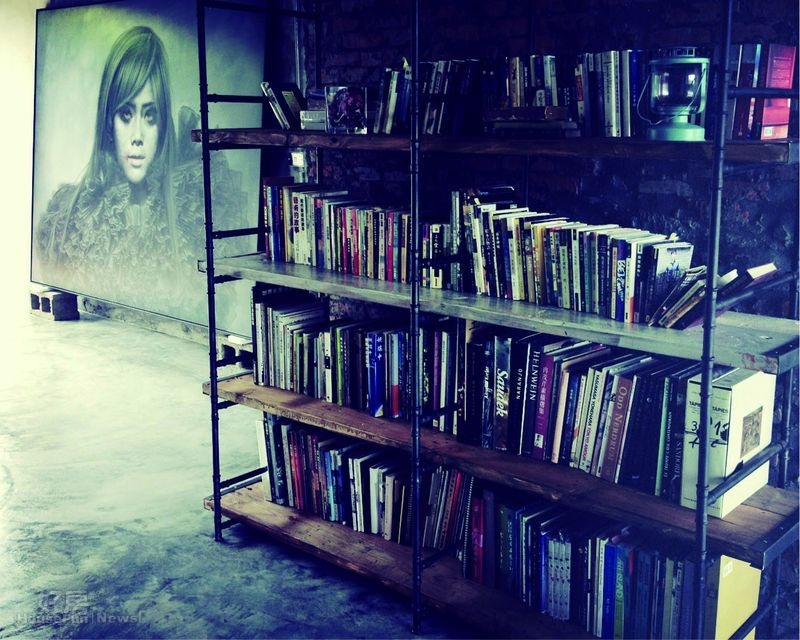 5.自己動手做的水管書架，噴上鐵樂士噴漆再鎖入牆面，搭配染舊的松木板。