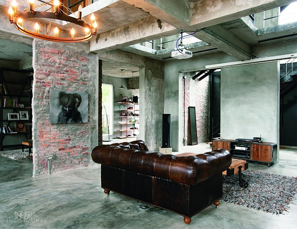 
6.客廳的紅磚牆刻意保留斑駁牆面，掛上畫作別有一番風情。