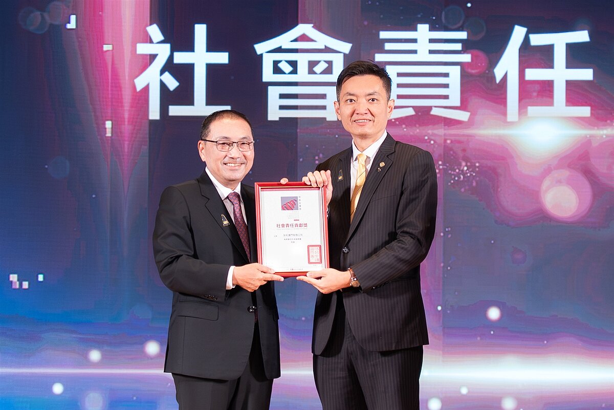 永慶房屋贊助時報金犢獎，以實際行動支持年輕學子，獲頒社會責任貢獻獎。圖／永慶房產集團提供