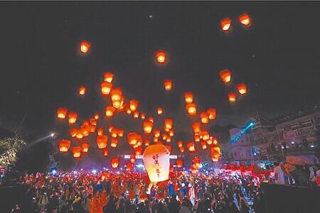 「新北市天燈永續發展自治條例」1日在新北市議會三讀通過,未來業者若被查獲販售沒貼標章的天燈,裁罰1萬元以上、10萬元以下罰鍰。(本報資料照片)