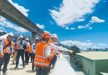 交通部長陳世凱1日上午視察「國道1號五股交流道增設北入及北出匝道改善工程」,整體進度逾64.15%、超前4.44%。(李育攝)