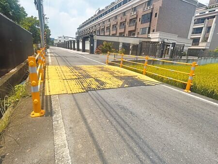 
桃園市交通局推動「組合式減速平台」，降低無號誌化路口易肇事問題並提升路口行人安全，孰料卻有民眾抱怨，經重車壓過後常導致分離，恐有安全疑慮。（廖姮玥攝）

