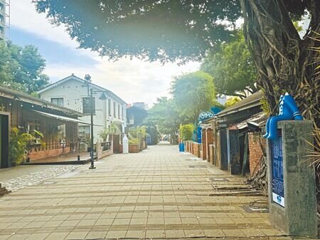 藍晒圖文創園區今年邁入營運10周年,過去曾締造1年百萬人潮,但疫情後人潮逐年下滑,平日幾乎不見觀光人潮,8月將大幅度重新招商,期能讓園區煥然一新。(曹婷婷攝)