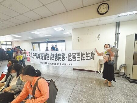 台南市政府1日辦理北外環道路第4期新建工程(東工區)公聽會,反北外環南移自救會在現場舉白布條抗議。(曹婷婷攝)