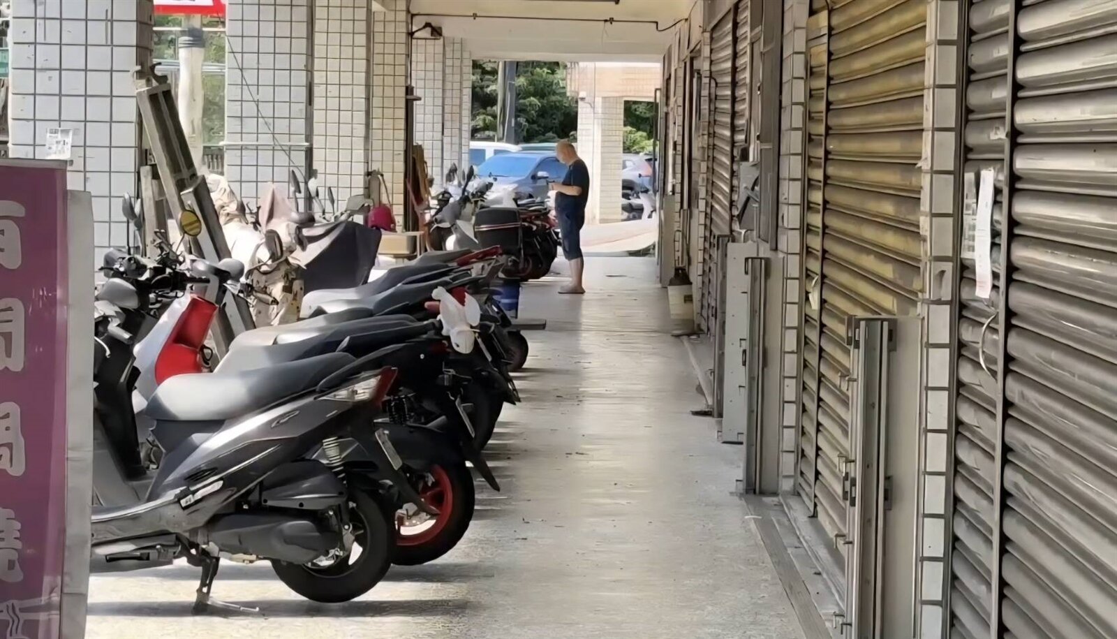 基隆深澳坑路某住宅區騎樓停車頻遭檢舉,有時一周收2、3張罰單,住戶群起抗議。記者游明煌/攝影